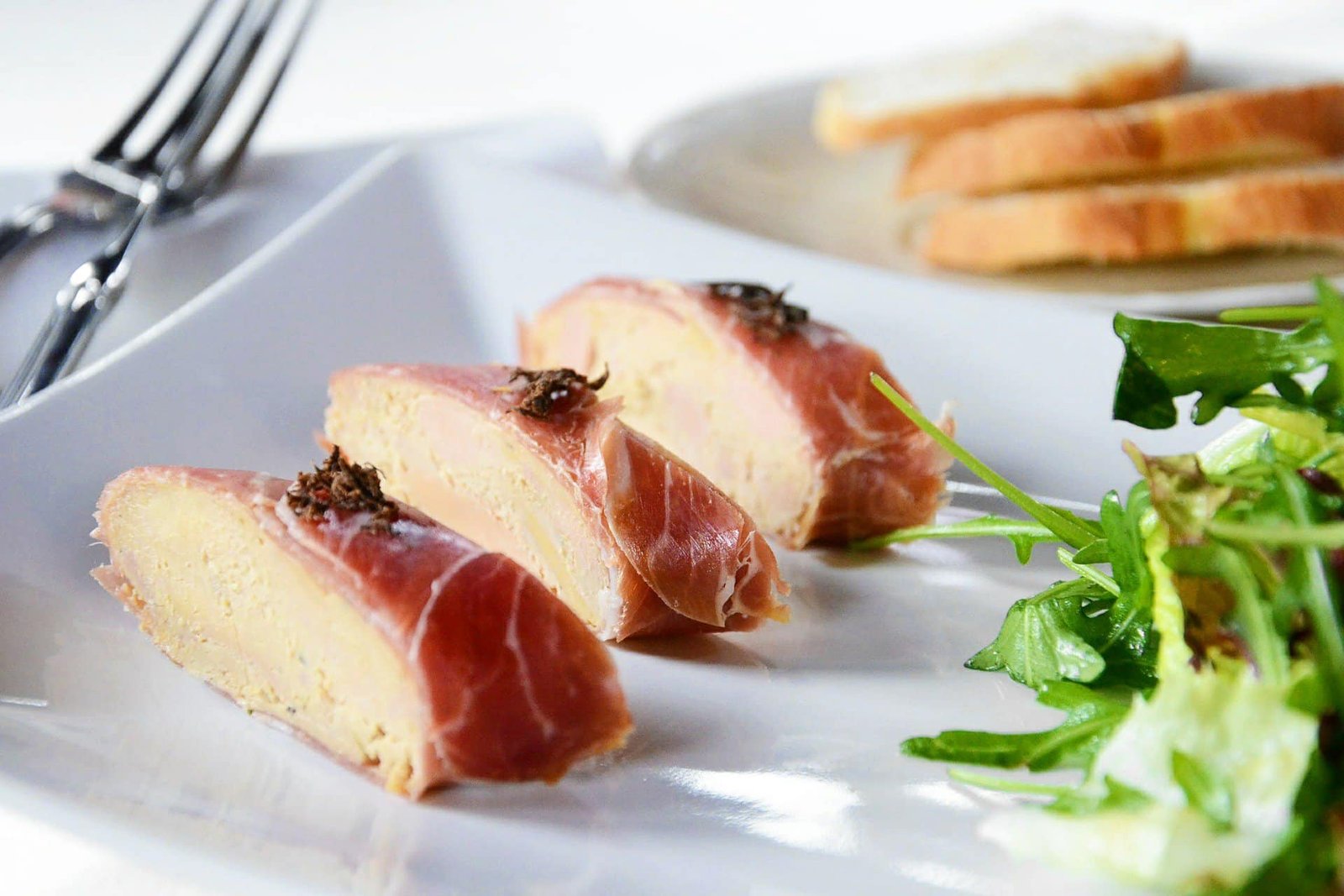 Does foie gras make your mouth water of does it give you goosebumps? Let's take a closer look at this French classic!