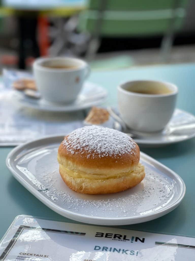 Let's see where we can get a decent cup of coffee and a nice bite to eat in the morning! Check our reviews for a good breakfast in Antwerp.