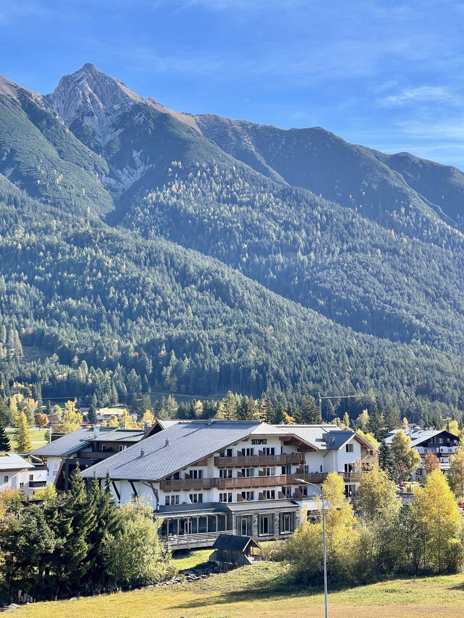 Looking for a relaxing holiday in a modern style hotel with wellness, pool, friendly staff and excellent food? 4 star hotel Seespitz Seefeld is what you need!