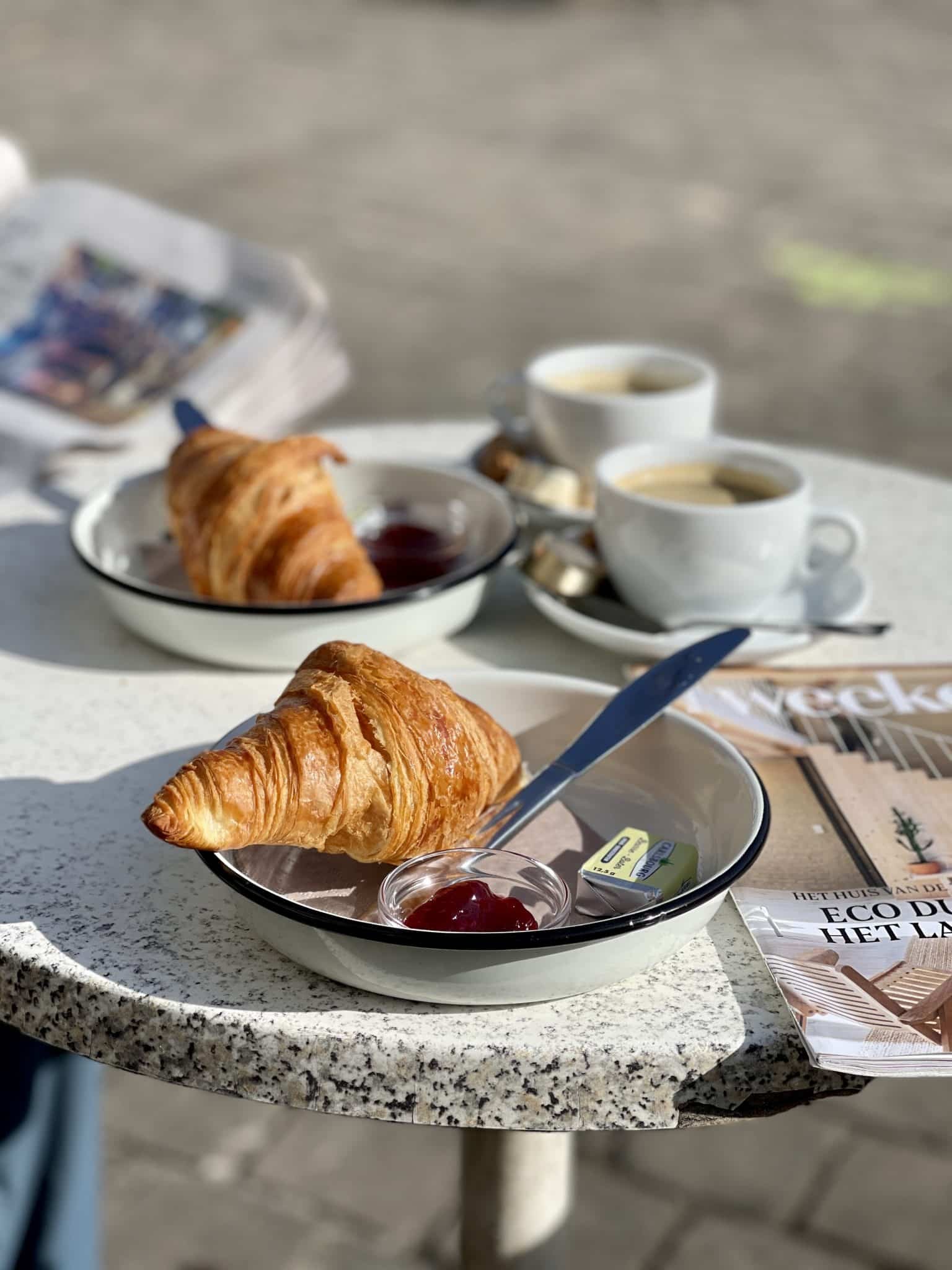 Let's see where we can get a decent cup of coffee and a nice bite to eat in the morning! Check our reviews for a good breakfast in Antwerp.