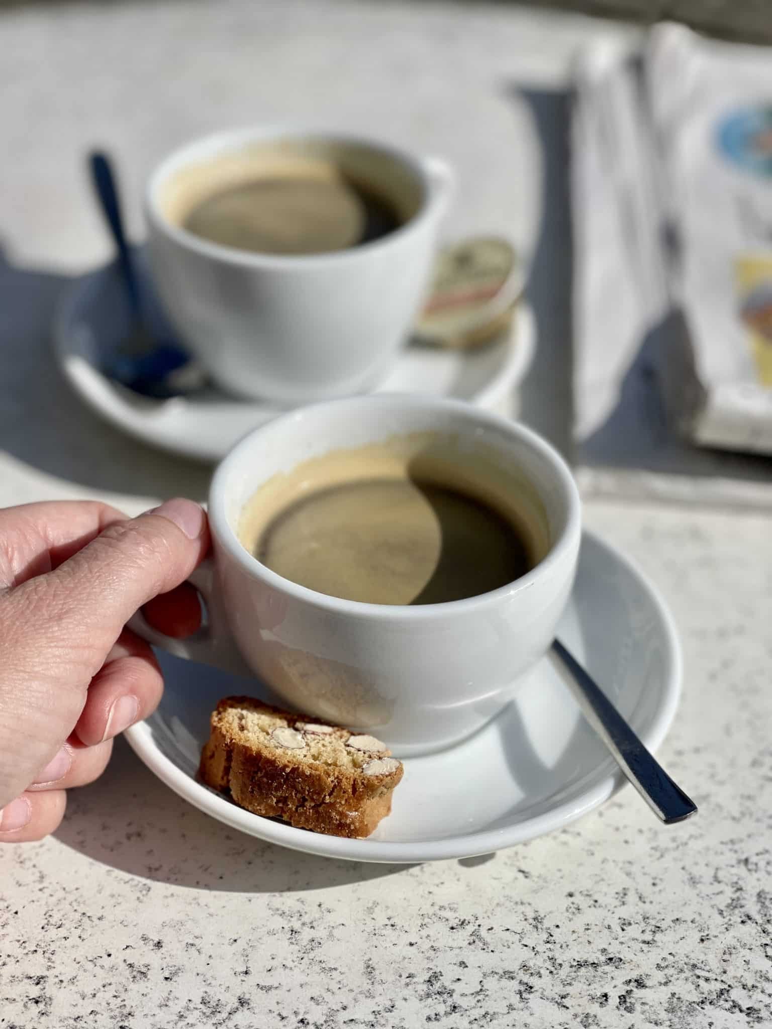 Let's see where we can get a decent cup of coffee and a nice bite to eat in the morning! Check our reviews for a good breakfast in Antwerp.