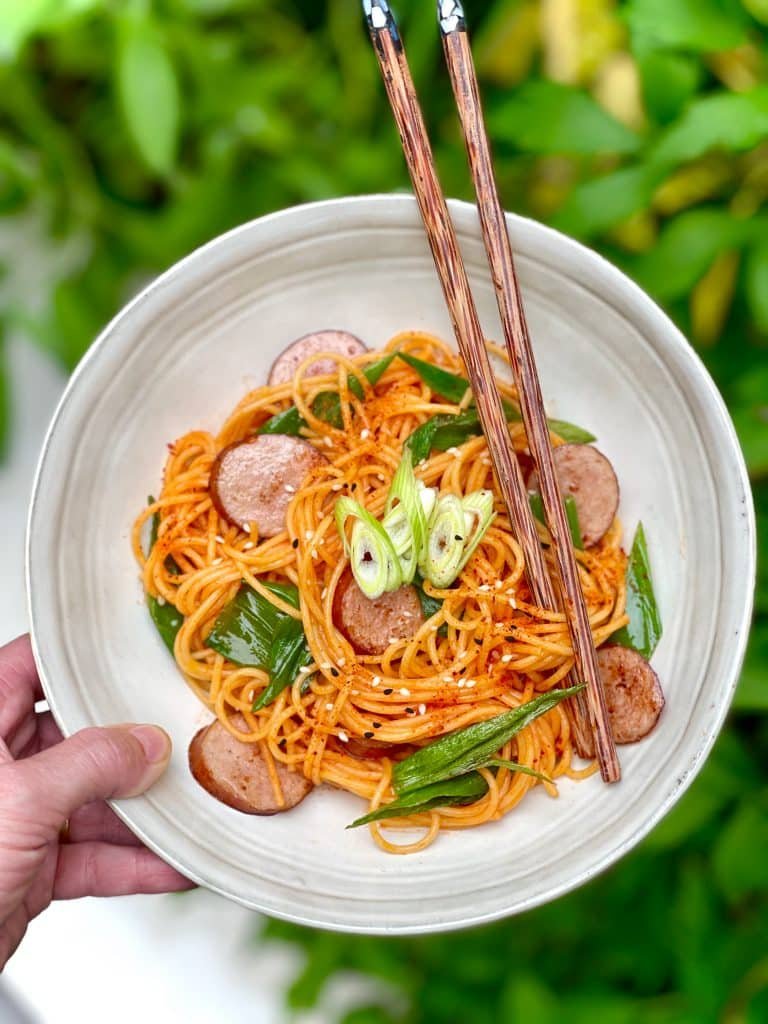 Delicious spaghetti napolitan, a popular Japanese post-war culinary classic! Pasta, ketchup, butter and sausage... So easy and so good!