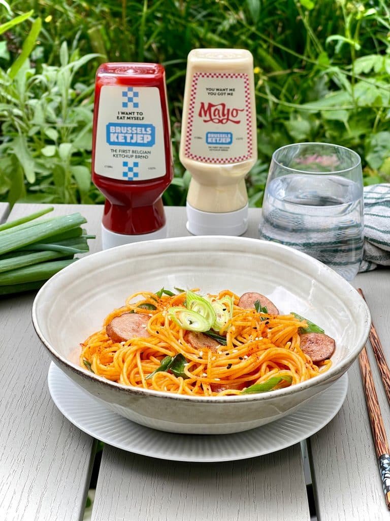 Delicious spaghetti napolitan, a popular Japanese post-war culinary classic! Pasta, ketchup, butter and sausage... So easy and so good!