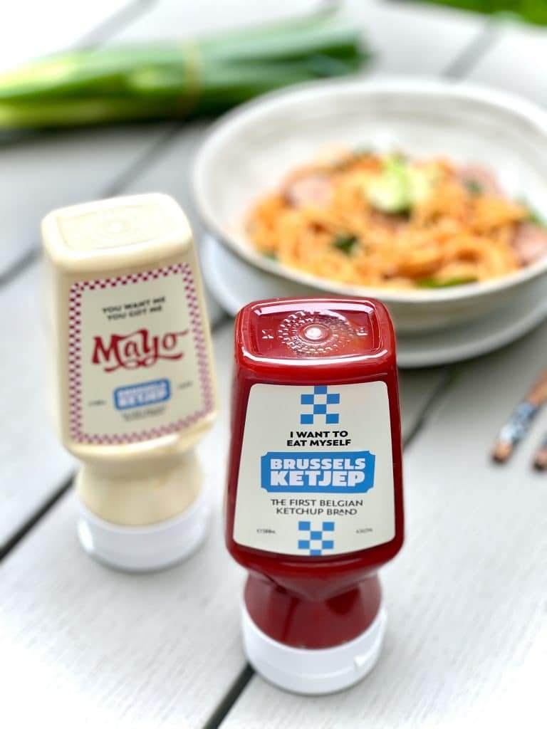 Delicious spaghetti napolitan, a popular Japanese post-war culinary classic! Pasta, ketchup, butter and sausage... So easy and so good!