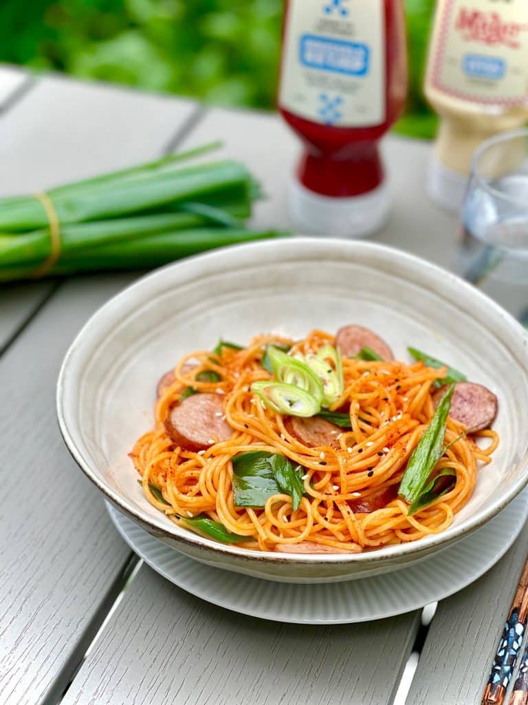 Delicious spaghetti napolitan, a popular Japanese post-war culinary classic! Pasta, ketchup, butter and sausage... So easy and so good!