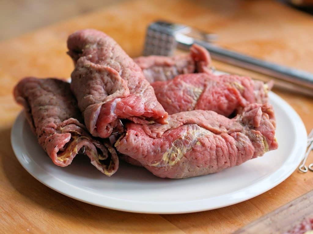 How to make classic blind finches: a Belgian beef roulade from scratch simmered in a delicious beer gravy sauce... Traditional Belgian cuisine!