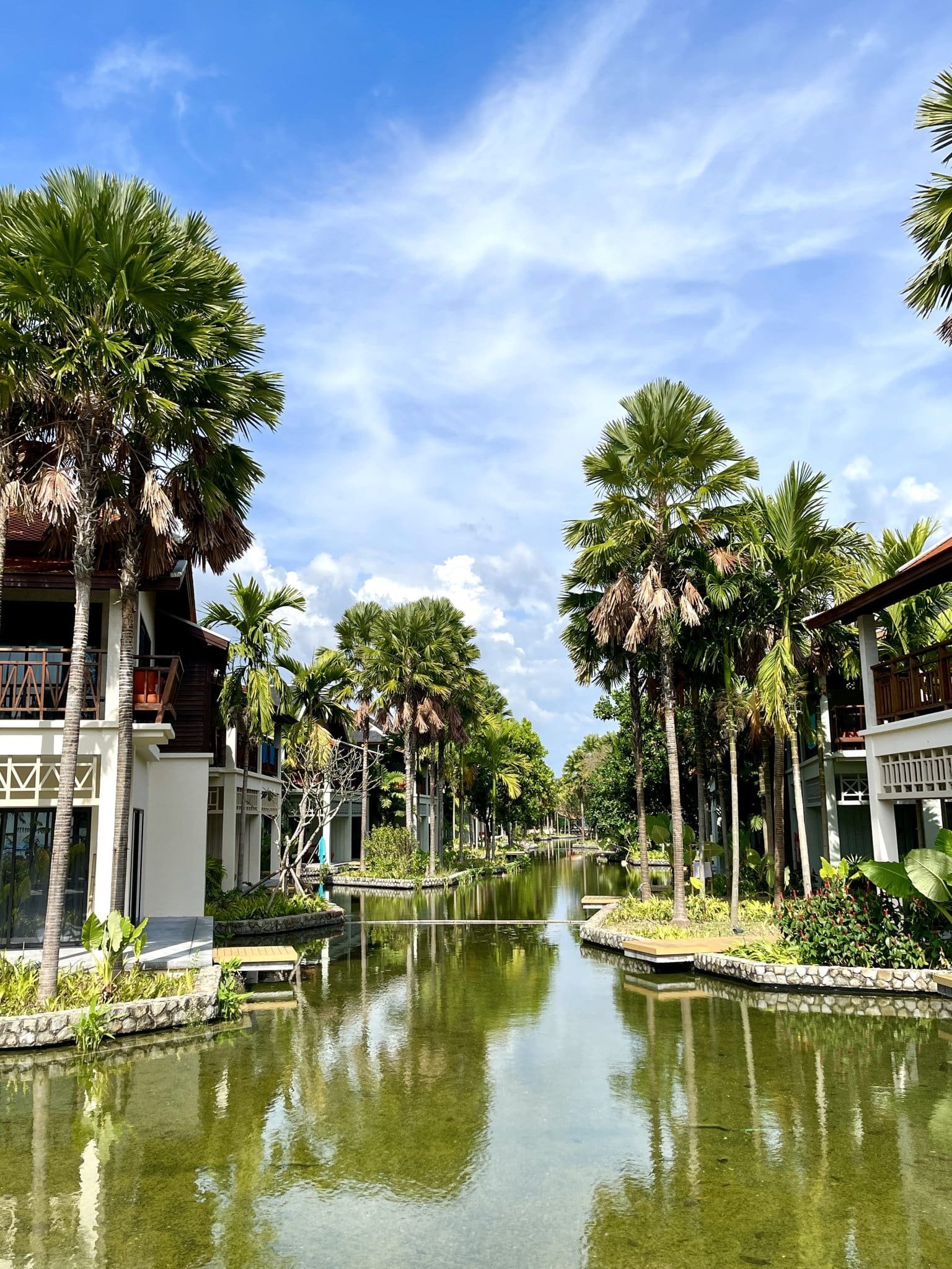 The five star reviews of the Grand Mercure Khao Lak in Thailand made us book a swim up room at this resort. Were we satisfied? Let's find out!