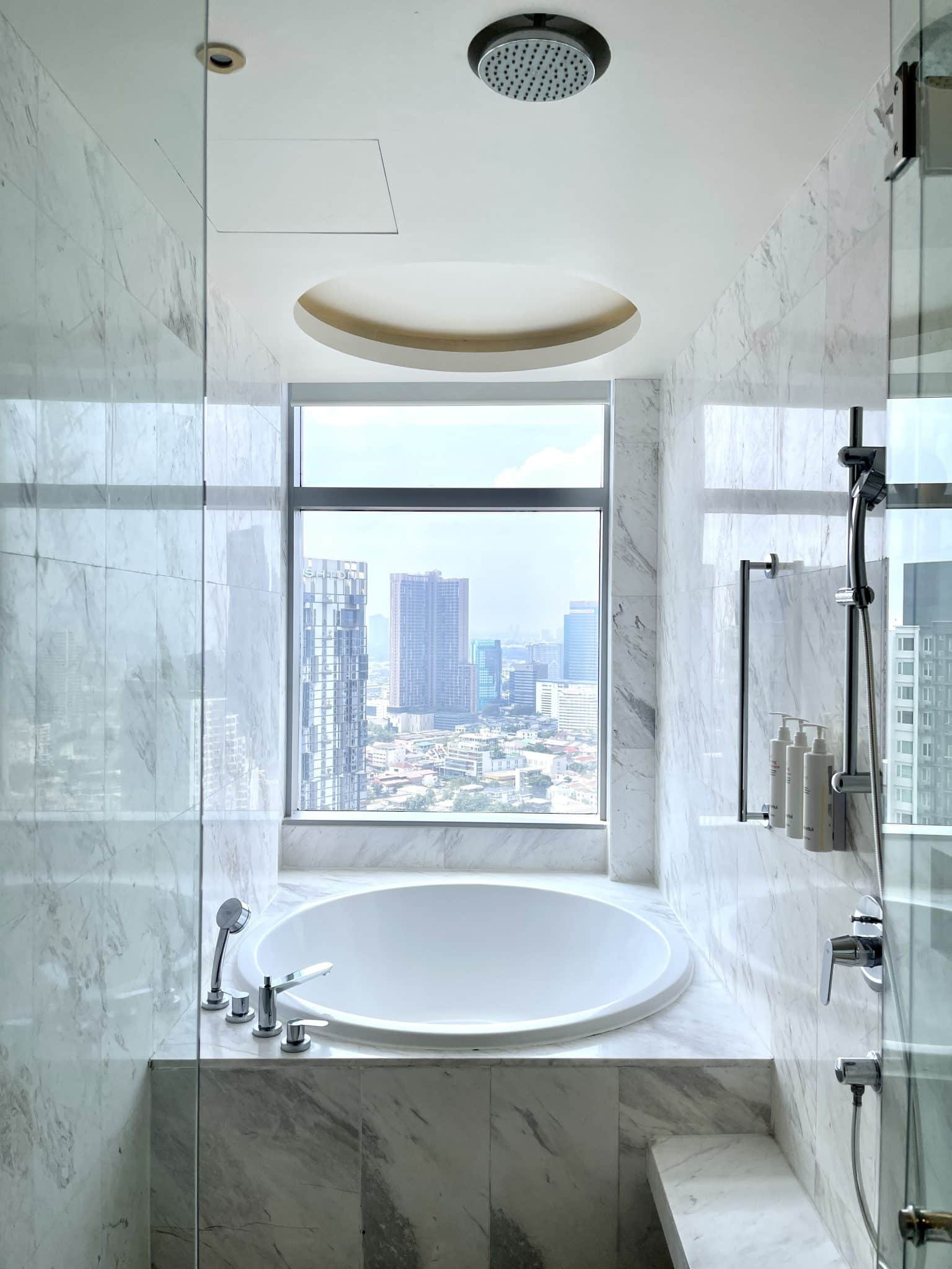 We booked a room at the Marriott Hotel Bangkok Sukhumvit with executive lounge access. Is it worth it? Let’s have a look!