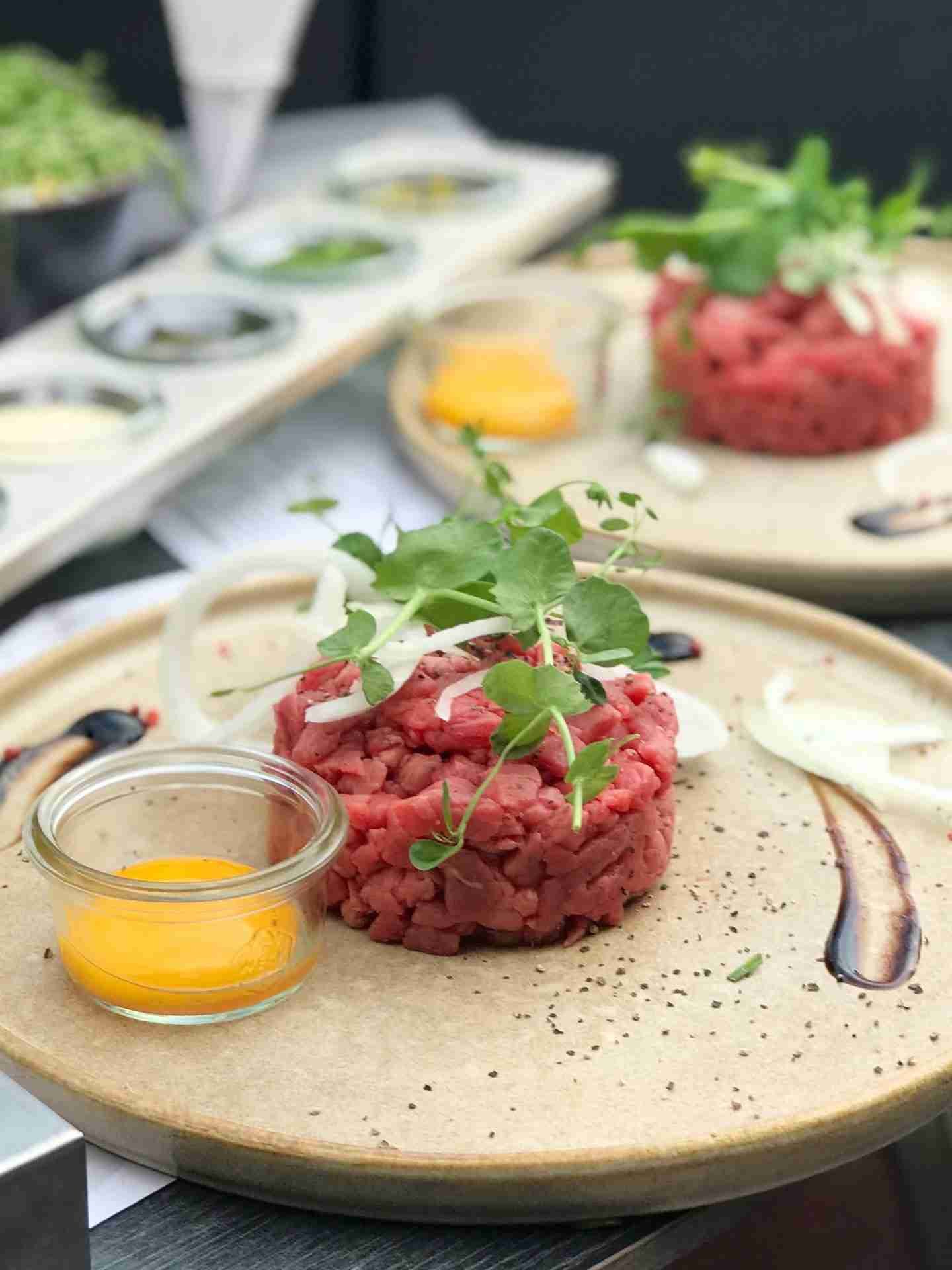 Eating raw beef, is it safe? As long as you follow the rules. Here's how to make steak tartare, what cut to choose and how to season it perfectly.