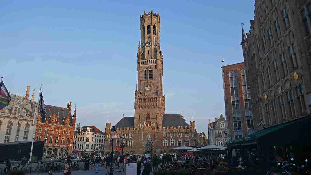 Bruges, such a charming medieval city! Here are 10 fun things to do in Bruges that will make you fall in love with the city.