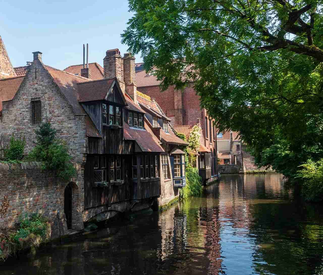 Bruges, such a charming medieval city! Here are 10 fun things to do in Bruges that will make you fall in love with the city.