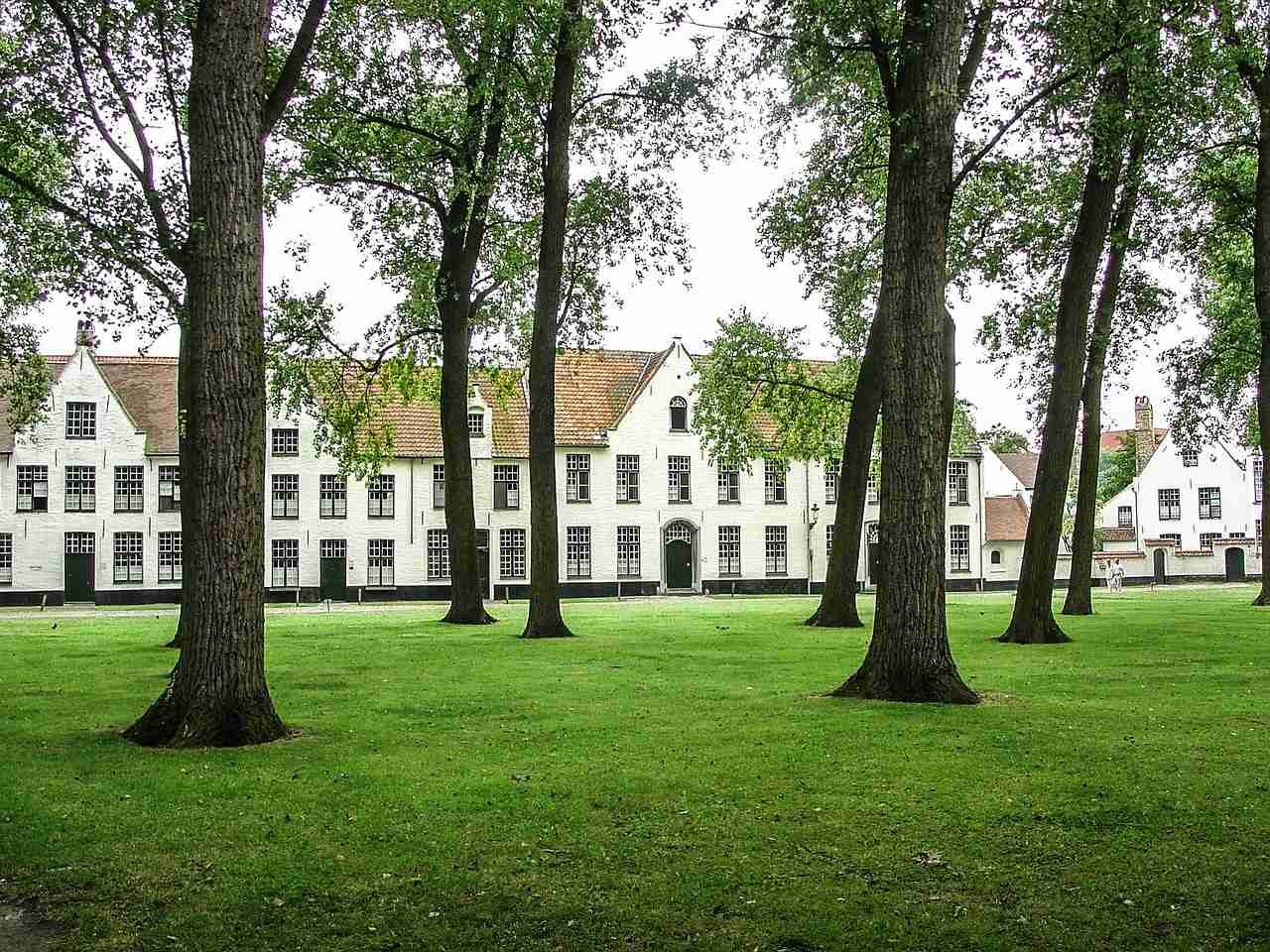 Bruges, such a charming medieval city! Here are 10 fun things to do in Bruges that will make you fall in love with the city.