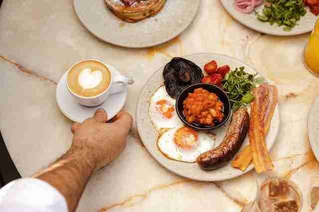 A culinary adventure in England, a journey through the heart and soul of the country. Traditional dishes, street food and atmospheric historic pubs.