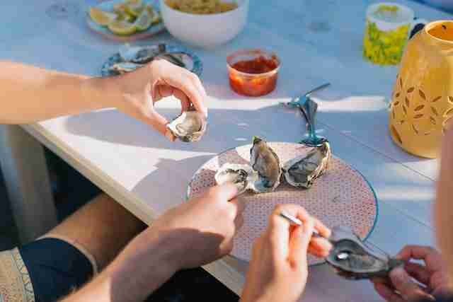 A culinary adventure in England, a journey through the heart and soul of the country. Traditional dishes, street food and atmospheric historic pubs.