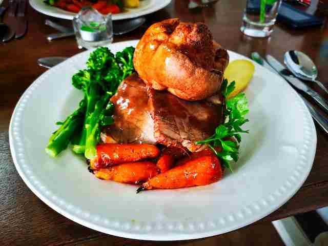 A culinary adventure in England, a journey through the heart and soul of the country. Traditional dishes, street food and atmospheric historic pubs.