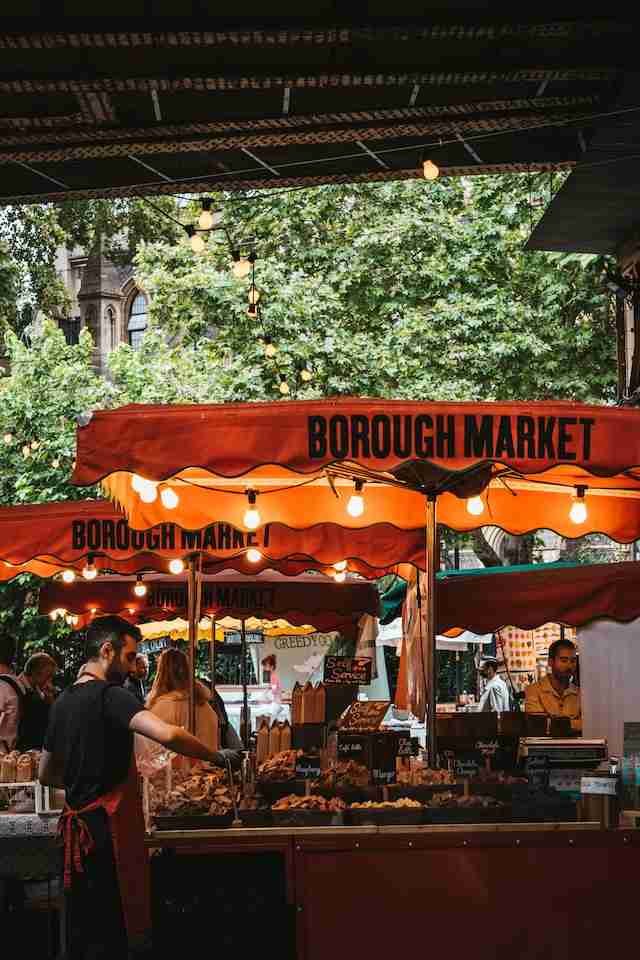 A culinary adventure in England, a journey through the heart and soul of the country. Traditional dishes, street food and atmospheric historic pubs.